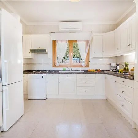 Nicole - Plusholidays Villa *